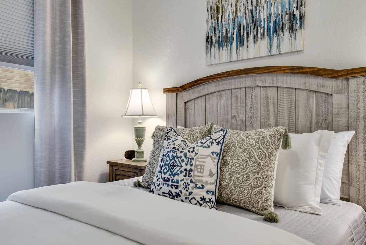 בחדר שינה נוח לאורחים יש מיטת קווין סייז, שעון מעורר ומכונת סאונד!