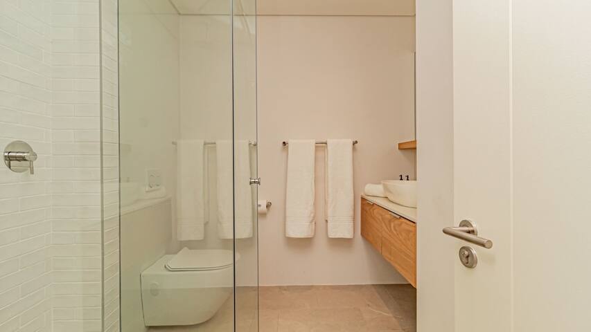 Modern Sea Point Apartment w/ Sea Views (Alpha Sun gallery image 4