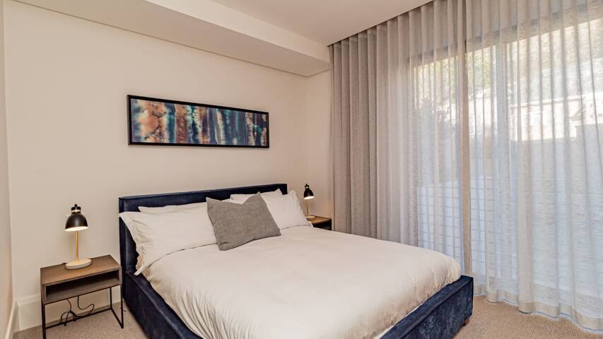 Modern Sea Point Apartment w/ Sea Views (Alpha Sun gallery image 5