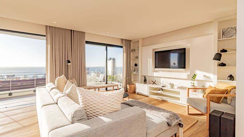Modern Sea Point Apartment w/ Sea Views (Alpha Sun gallery image 2