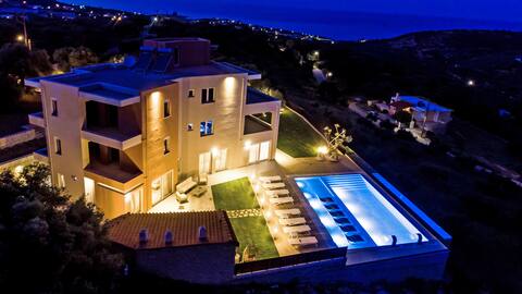 Luxury Villa Oasis, 11 bedrooms, Private Heated Po