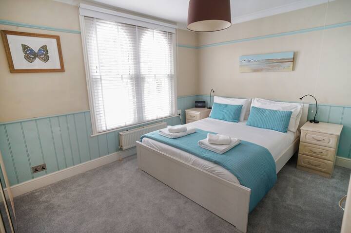 Nutcroft-dog Friendly-parking-cowes-sleeps 4 - Isle of Wight
