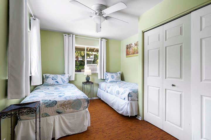 Habitación de invitados en el segundo piso equipada con 2 camas individuales y aire acondicionado.