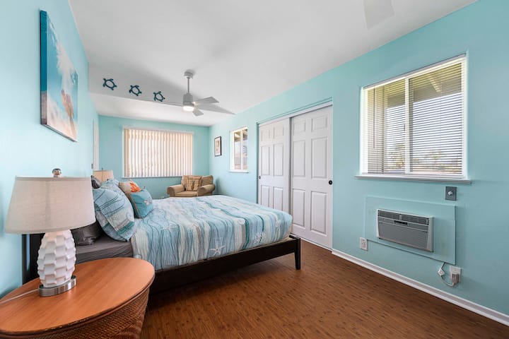 Dormitorio de invitados en el segundo piso equipado con cama king.