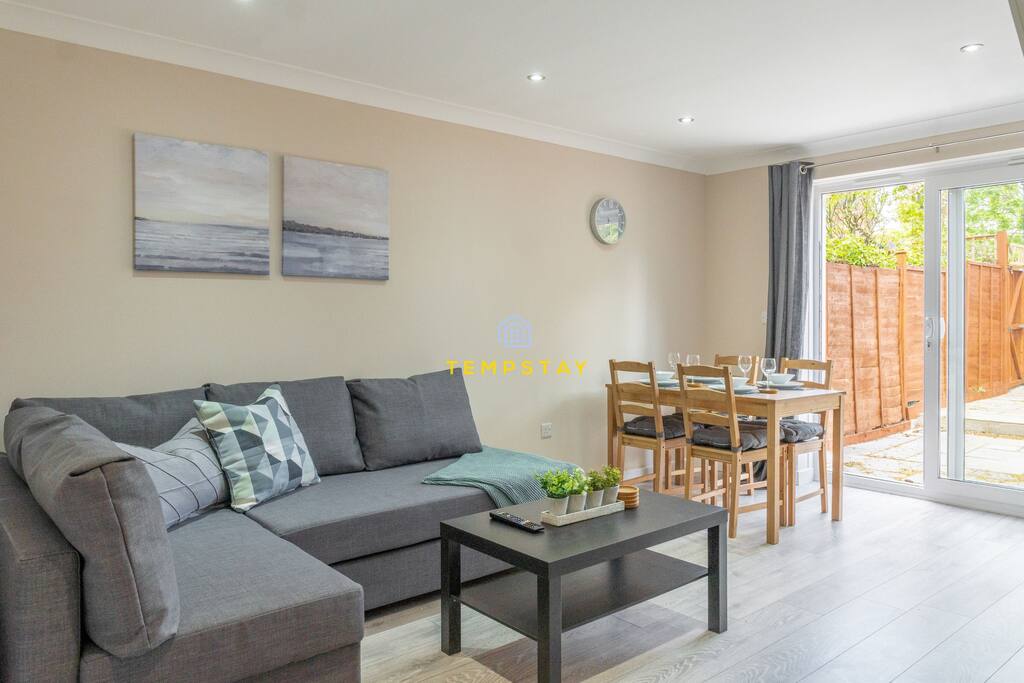 Top performing Airbnb: Modern 2 Bed|Free Parking|Near Heathrow/Pinewood in Colnbrook With Poyle