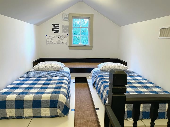 U našem potkrovlju na katu nalaze se dva odvojena XL kreveta. Nalazi se na vrhu kružnog stubišta, pa preporučujemo ovaj prostor mladima i okretnima.