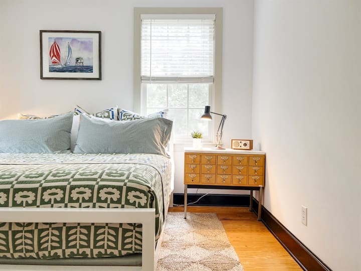 Bračni krevet u Kaliforniji u prednjoj spavaćoj sobi ima posteljinu iz #Schoolhouse.