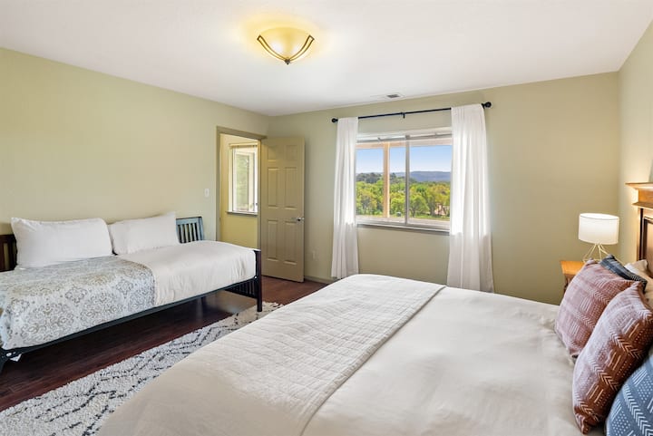 Suite familiar con cama tamaño king y cama doble en la planta superior
