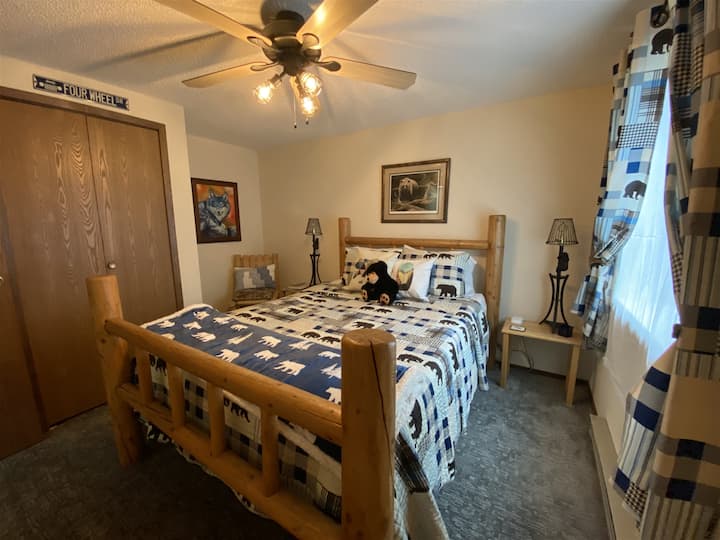 غرفة نوم بسرير بحجم كبير في الطابق السفلي