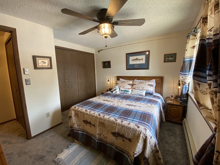 غرفة نوم بسرير بحجم كبير في الطابق العلوي