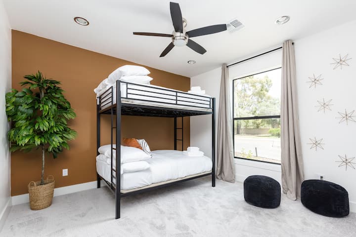 第5间卧室，配备2张双人床（双层床）