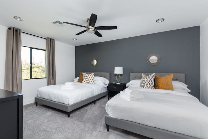 第4间卧室配有2张标准双人床，配有名家具和套内卫生间。