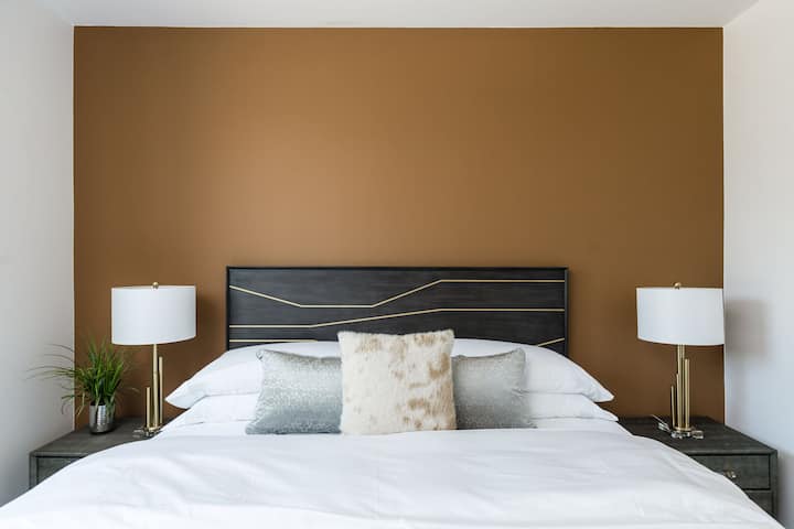 第二间卧室配有加大双人床。