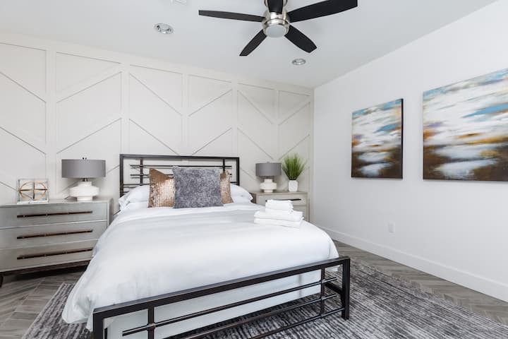 第3间卧室，配有一张标准双人床。