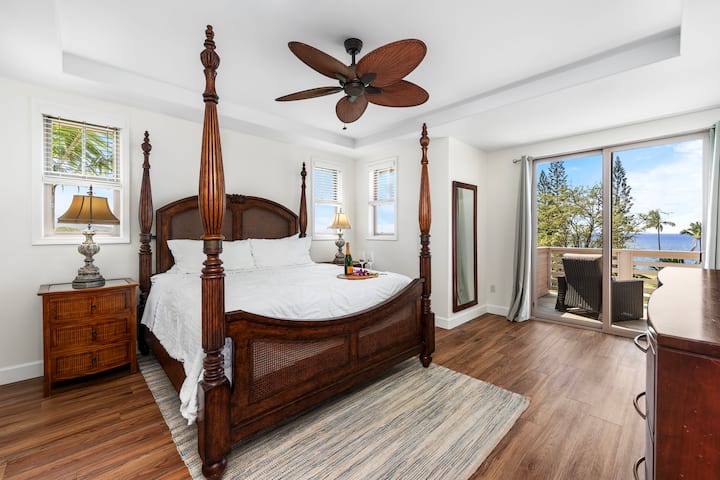 Dormitorio principal con una majestuosa cama tamaño king y muebles elegantes.