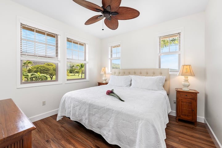 Dormitorio de invitados en la planta superior con una cama tamaño king, aire acondicionado y TV.