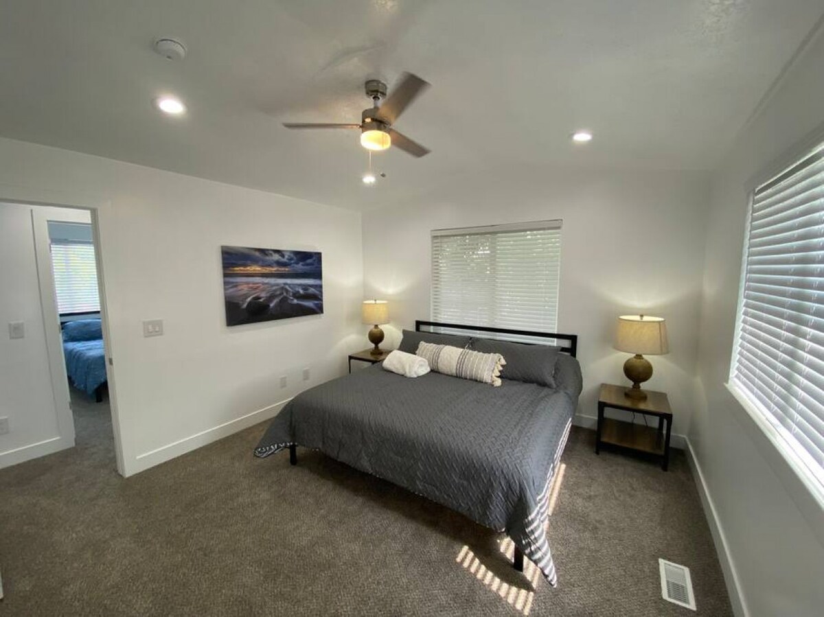 Ლუქს-ტიპის ნომერი 193 × 203 სმ ზომის საწოლით