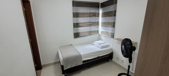 Спален апартамент с двойно легло, завеса, закачалка за дрехи и спално бельо. Този има вентилатор.