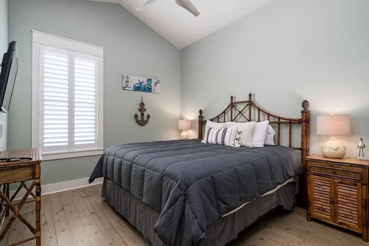 再看这间宽敞的卧室。