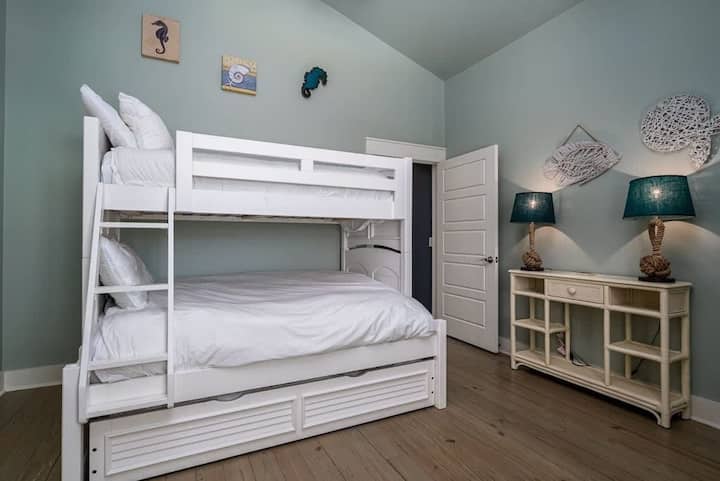 使用这张现代时尚的双层床，为舒适俏皮的住宿做好准备！ 