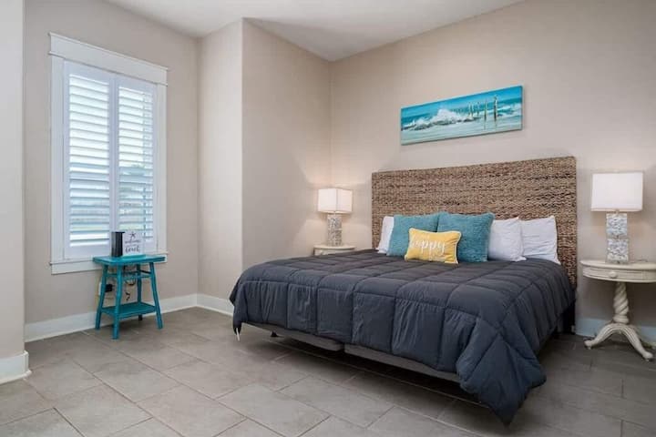 这间卧室温馨舒适，设计时尚，非常适合宁静舒适的夜晚休息。 