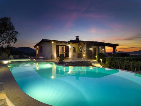 Villa Kiki - infinity pool overlooking Tavolara