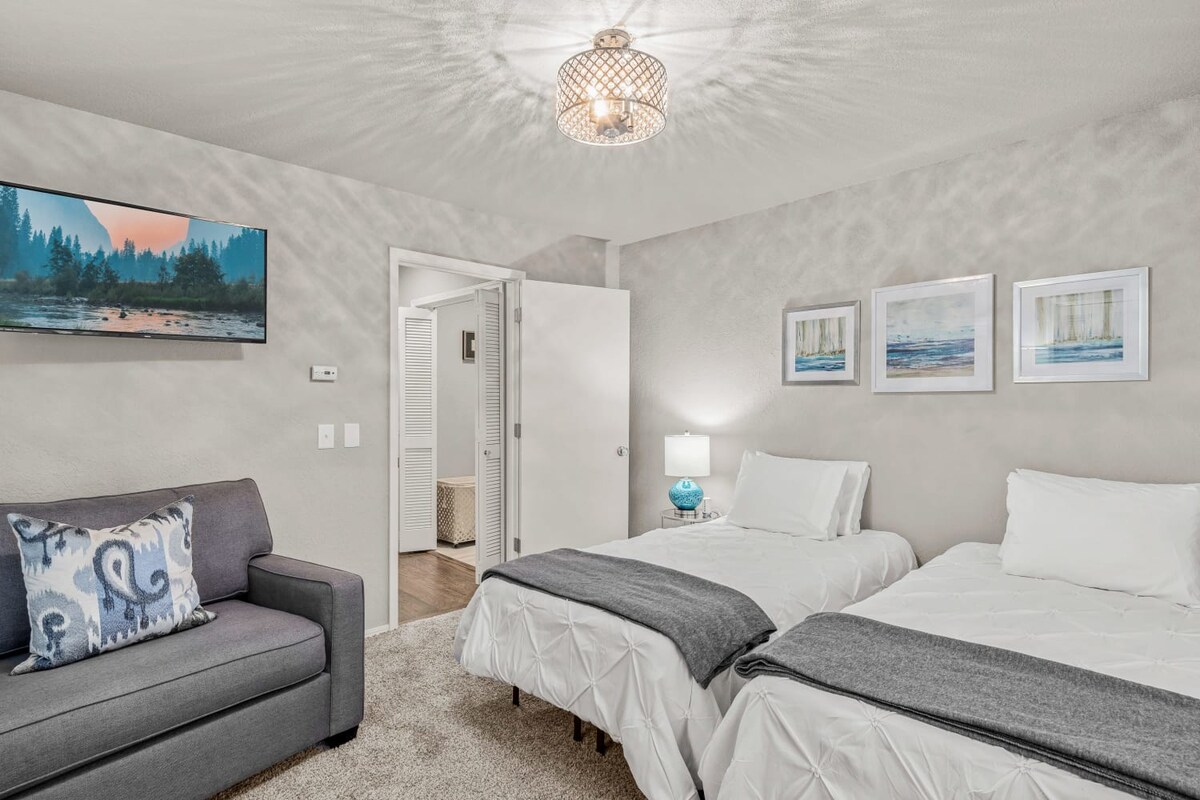 Druhá spálňa má dve samostatné postele a inteligentnú televíziu.