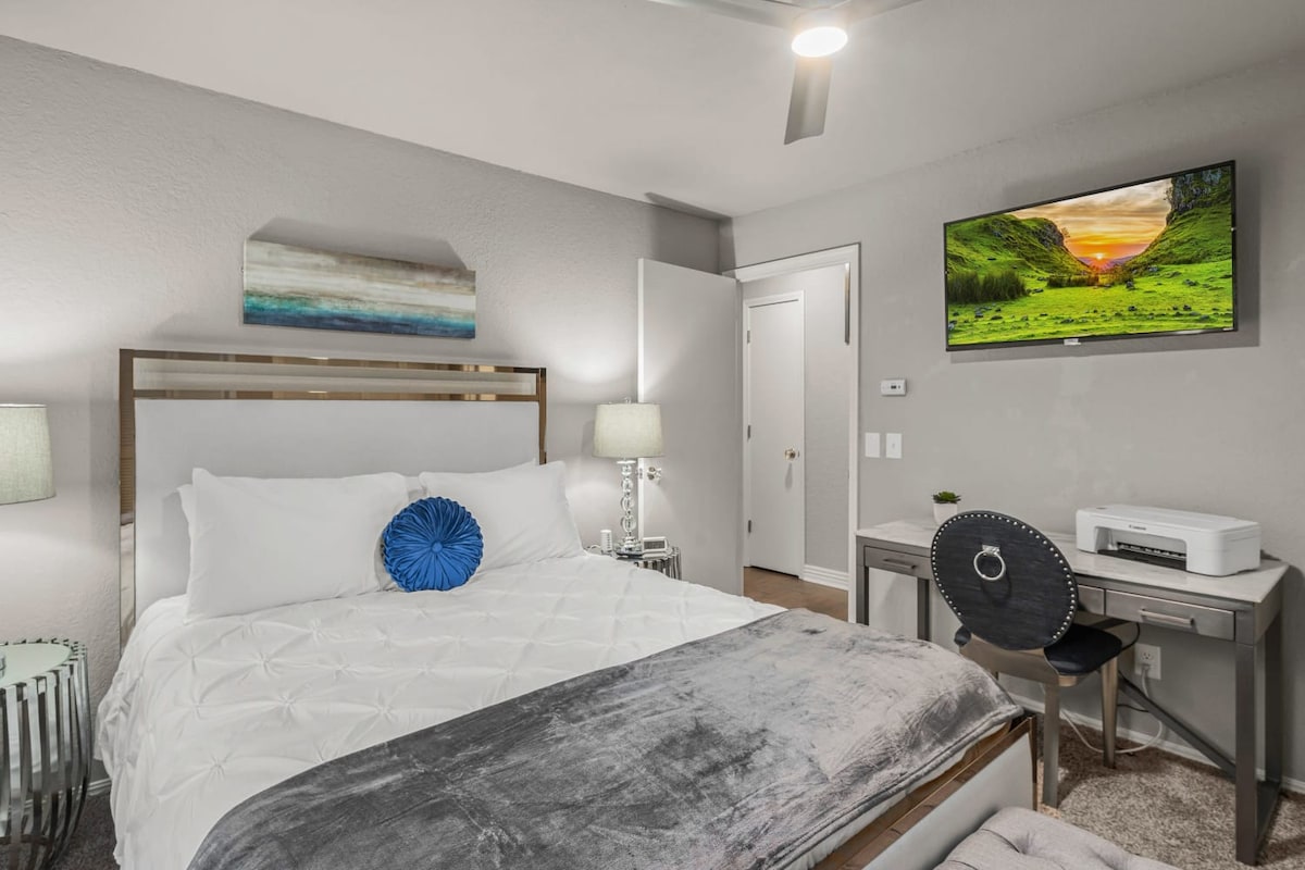 Luxusná manželská posteľ v hlavnej spálni. Všetka posteľná bielizeň vrátane obliečky na paplón sa perie medzi jednotlivými hosťami.