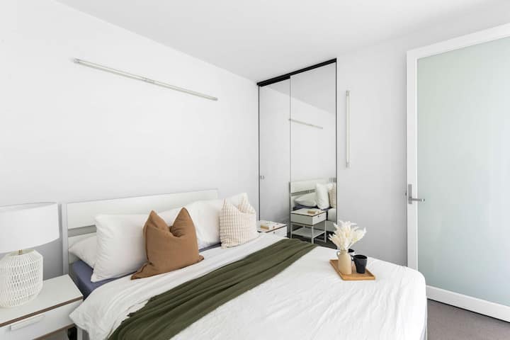 Un segundo dormitorio con una cama doble y lujosas almohadas.