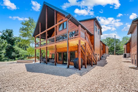 Lakefront, Hot Tub, Boat Slip & Golf Cart Included