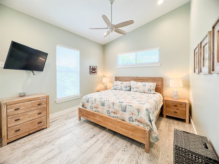 ยินดีต้อนรับสู่ Ship Room ที่ซึ่งเสน่ห์ทางทะเลมาบรรจบกับความสะดวกสบายที่หรูหรา ผ่อนคลายอย่างมีสไตล์ด้วยเตียงขนาดคิงไซส์และปล่อยให้การตกแต่งที่ได้รับแรงบันดาลใจจากทะเลพาคุณไปสู่โลกแห่งการพักผ่อนและความเงียบสงบ