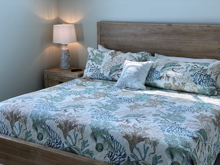 พักผ่อนอย่างสะดวกสบายที่ไม่มีใครเทียบได้ในห้องนอนใหญ่ของเรามีเตียงคิงไซส์รีกัลและอ่างอาบน้ำในตัว ผ่อนคลายอย่างมีสไตล์และหรูหราที่ทุกคืนเป็นความฝันและทุกเช้าเป็นสัญญาแห่งความสงบ