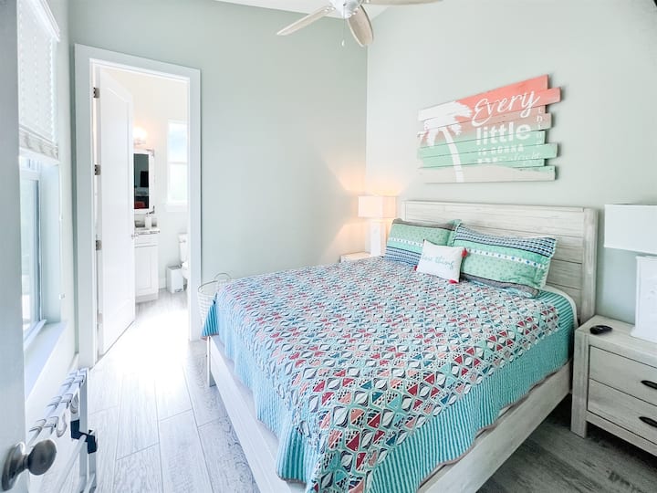 ก้าวเข้าสู่ 'ห้องไม่ต้องกังวล' ที่ซึ่งความสะดวกสบายไร้กังวลรอคุณอยู่ ผ่อนคลายอย่างมีสไตล์ด้วยเตียงขนาดควีนไซส์และเพลิดเพลินกับความสะดวกสบายของห้องน้ำในตัวสร้างสวรรค์แห่งการพักผ่อนโดยไม่ต้องกังวลในโลก