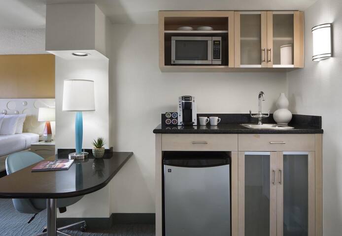 Beach Vacation 4 Comfortable Units! Onsite Pool! gallery image 2