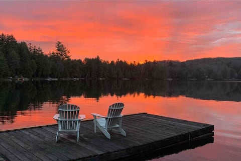Top performing Airbnb: Bright, Cosy & Chic. Sweet Lake Escape. in Dysart Et Al