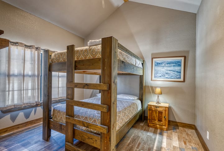 Poschodová izba - menšia manželská posteľ Queen