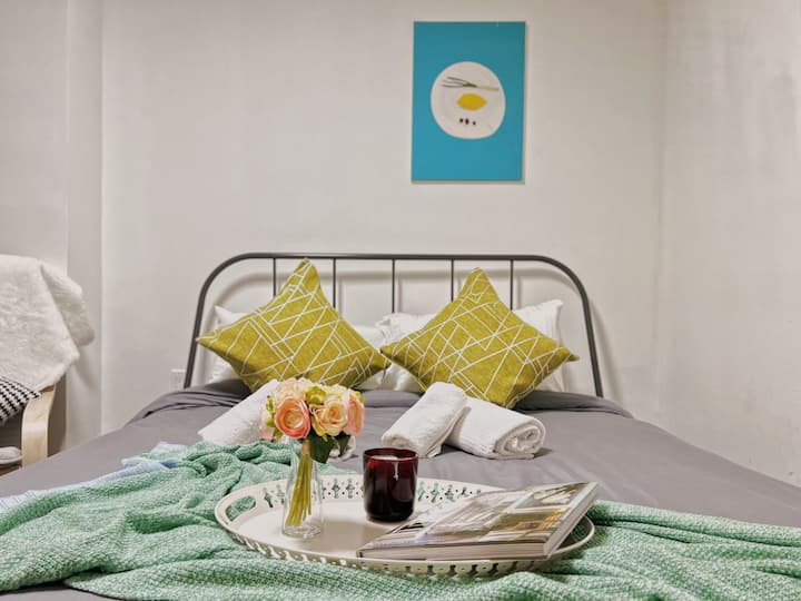 Kitanda cha malkia chenye starehe na shuka safi na mito ya fluffy