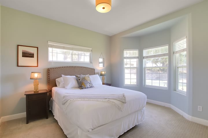 Tretia spálňa má manželskú posteľ a vonkajší vchod na zadnú terasu.