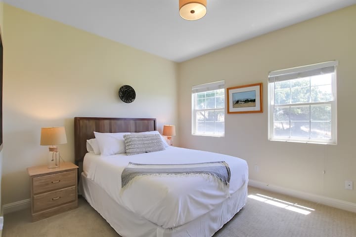 Druhá spálňa má pohodlnú manželskú posteľ.