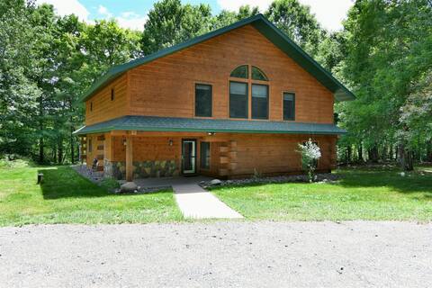 Whispering Waters Lodge with 4 Bedrooms
