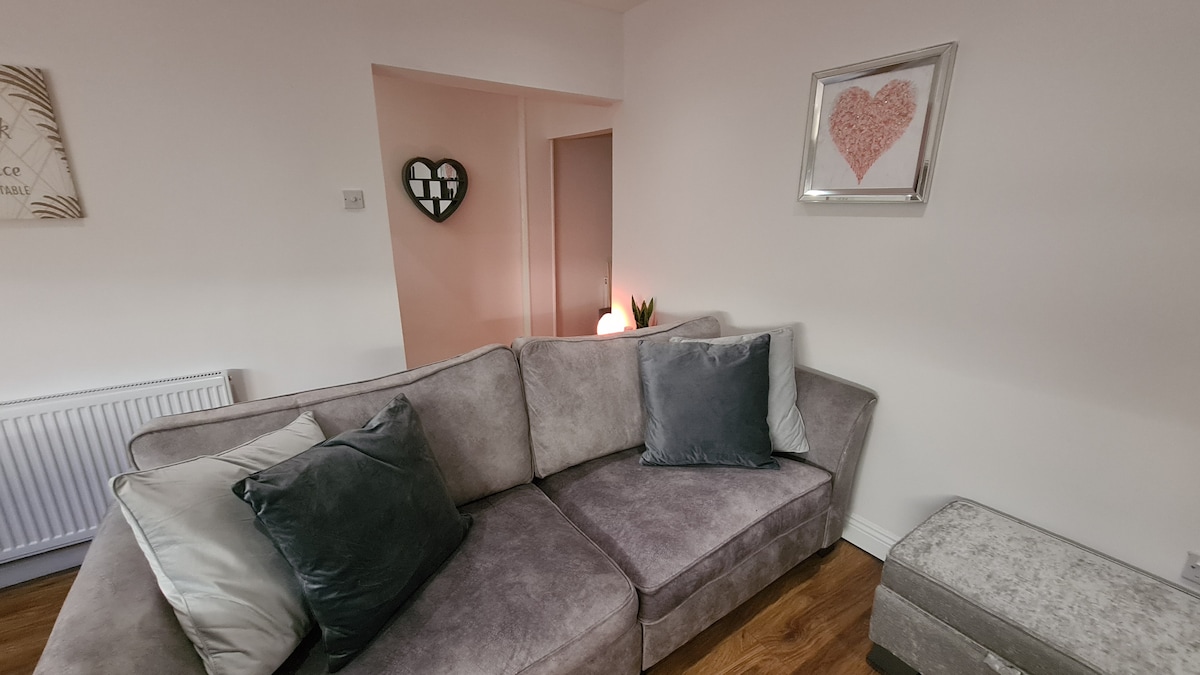 Popular Airbnb listing: Crystal Cottage - 5 min walk from Holmfirth Town Centre in West Yorkshire