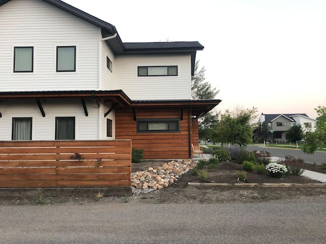 West Side Oasis – Modern Townhome in Bozeman’s Val gallery image 2