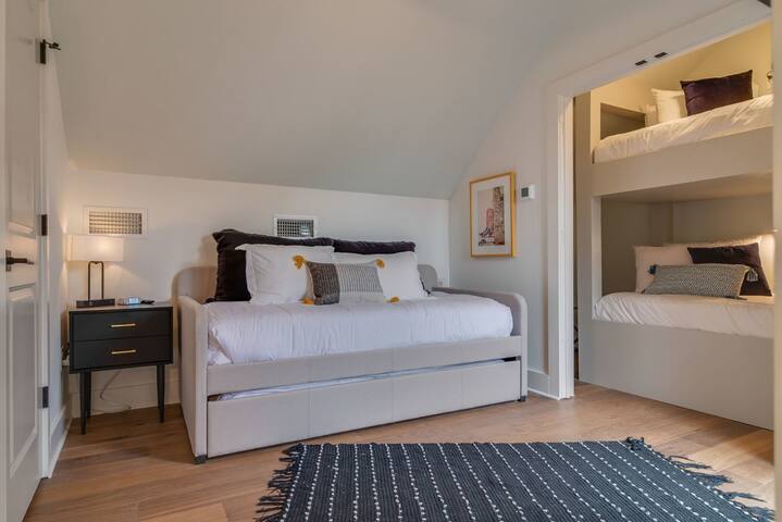 Germantown Gem: Rooftop, Garage & Walk to Everythi