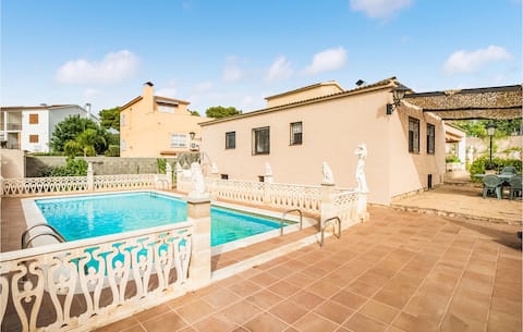 5 bedroom stunning home in Roda de Berà