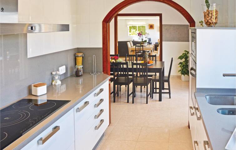 5 bedroom stunning home in Lluchmajor gallery image 4