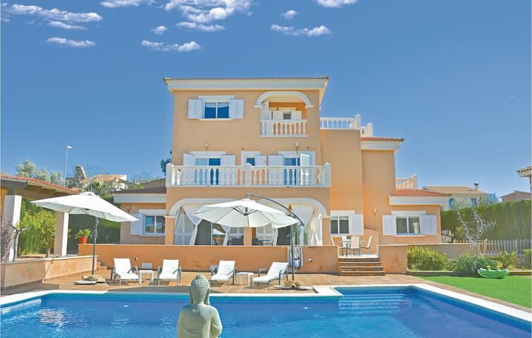 5 bedroom stunning home in Lluchmajor