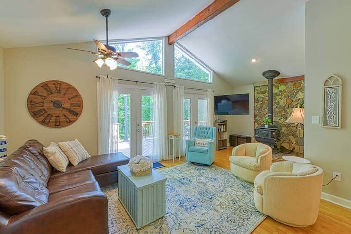 The Lake Lodge: Private Slip, Lake Access, Hot Tub - Lake Anna, VA
