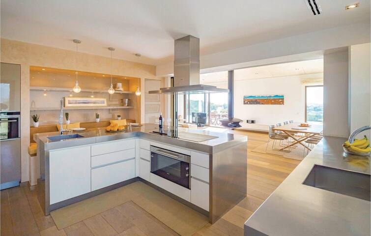 Gorgeous home in Moscari gallery image 3