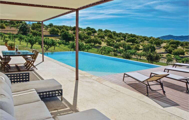 Gorgeous home in Moscari gallery image 4