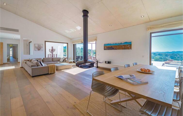 Gorgeous home in Moscari gallery image 2